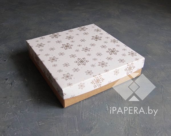 Коробка "Снежинки" 22*22*5 см (крафт дно)