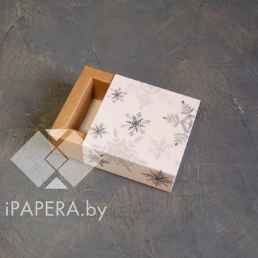 Коробка-пенал "Акварельные снежинки" 5*5*3 см с фальшбортом (крафт дно)
