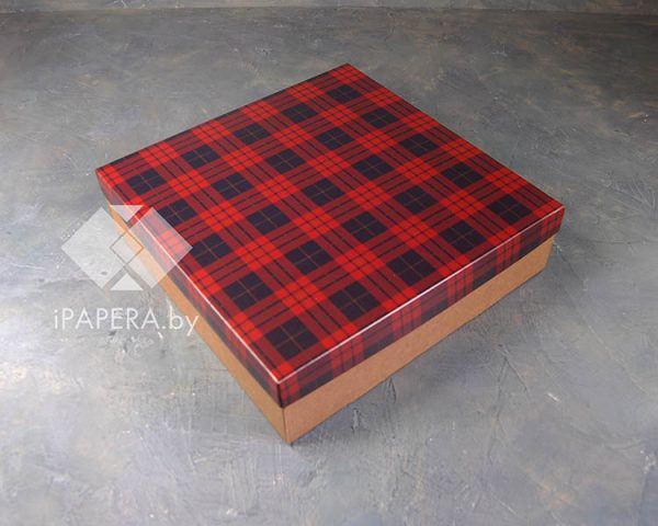 Коробка "Шотландка" 22*22*5 см (крафт дно)
