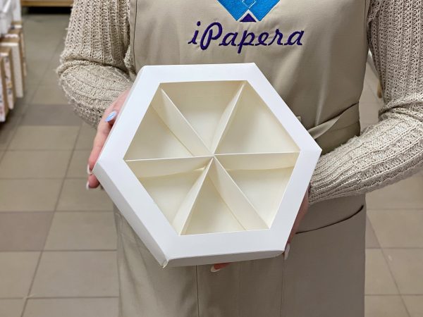 Шестигранная коробка "Белая с окном" 21,5х24,5х4 см (белое дно)