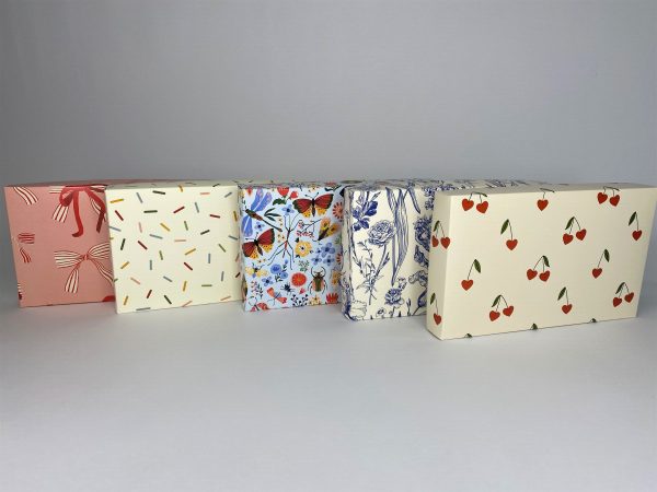 Коробка "Конфетти" 12*20*3 см (белое дно)
