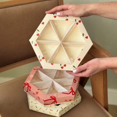 Шестигранная коробка с окном "Вишни" 21,5х24,5х4 см (белое дно)