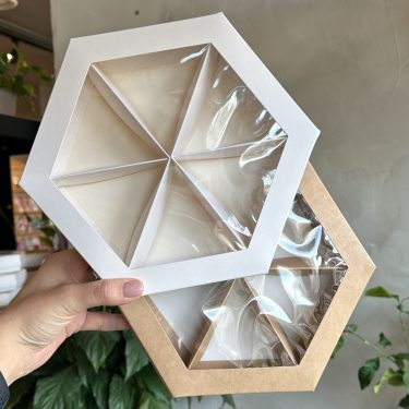 Шестигранная коробка "Крафт с окном" 21,5х24,5х4 см (крафт дно)