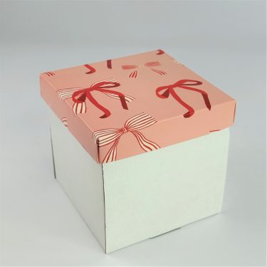 Крафт-коробка "Бантики" 12*12*12 см (белое дно из микрогофры)