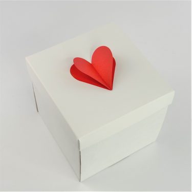 Крафт-коробка с красным сердцем 12*12*12 см (белое дно из микрогофры)