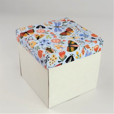 Крафт-коробка "Бабочки" 12*12*12 см (белое дно из микрогофры)