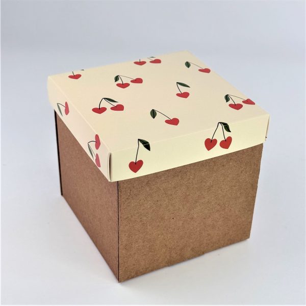 Крафт-коробка "Вишни" 12*12*12 см (крафт дно из микрогофры)