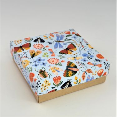 Коробка "Бабочки" 15*15*4 см (крафт дно)