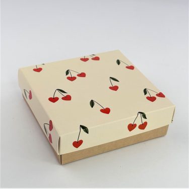Коробка "Вишни" 15*15*4 см (крафт дно)