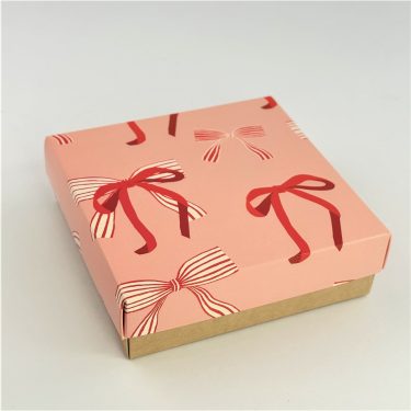 Коробка "Бантики" 15*15*4 см (крафт дно)