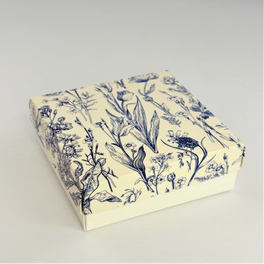 Коробка "Весенние цветы" 15*15*4 см (белое дно)