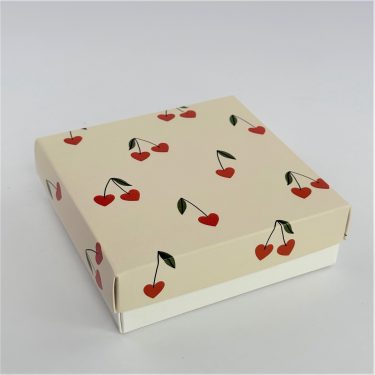 Коробка "Вишни" 15*15*4 см (белое дно)