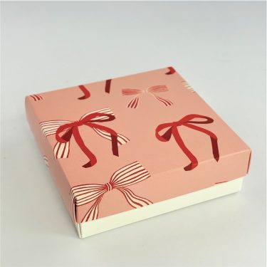 Коробка "Бантики" 15*15*4 см (белое дно)