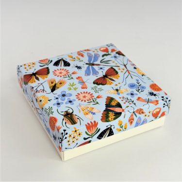 Коробка "Бабочки" 15*15*4 см (белое дно)