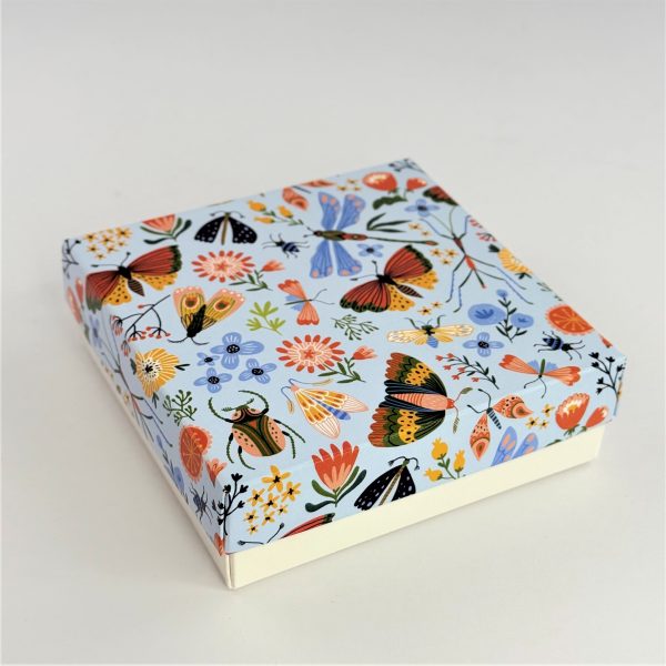 Коробка "Бабочки" 15*15*4 см (белое дно)