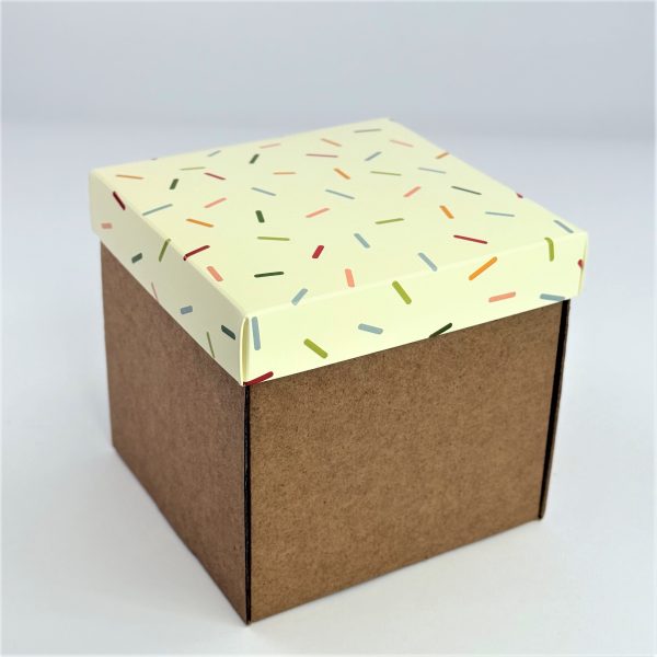 Крафт-коробка "Конфетти" 20*20*20 см (крафт дно из микрогофры)