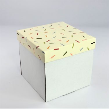 Крафт-коробка "Конфетти" 12*12*12 см (белое дно из микрогофры)
