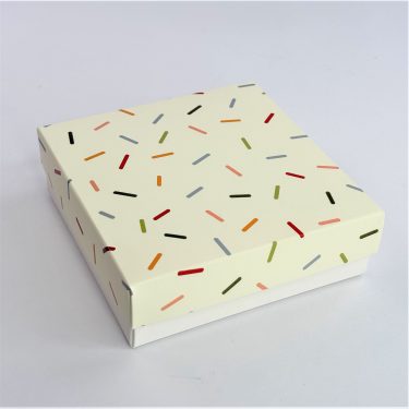 Коробка "Конфетти" 15*15*4 см (белое дно)