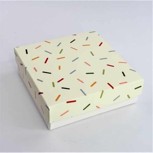 Коробка "Конфетти" 12*12*4 см (белое дно)