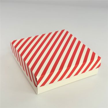 Коробка "Красная полоска" 15*15*4 см (белое дно)