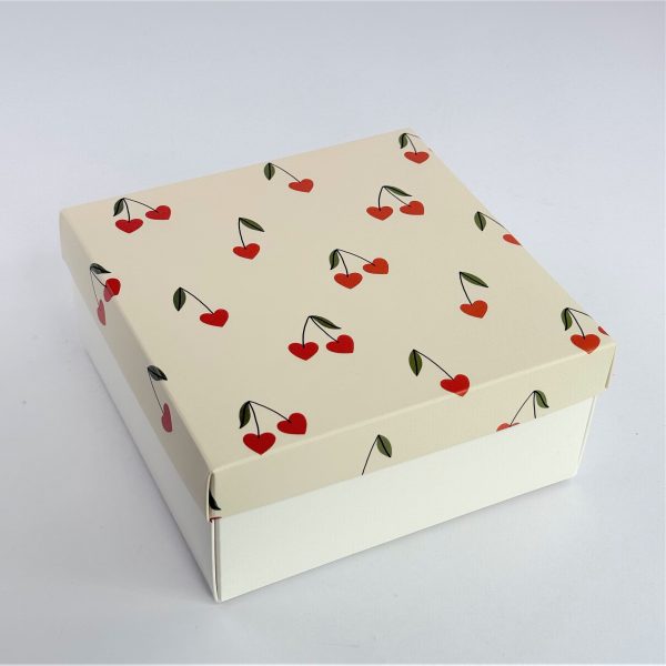 Коробка "Вишни" 15*15*7 см (белое дно)
