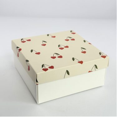 Коробка "Вишни" 15*15*10 см (белое дно)