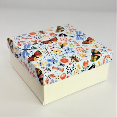 Коробка "Бабочки" 15*15*10 см (белое дно)