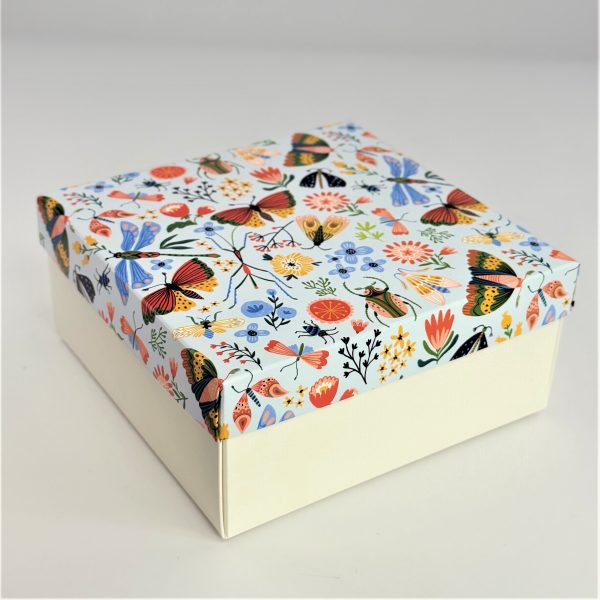 Коробка "Бабочки" 15*15*10 см (белое дно)