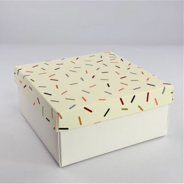 Коробка "Конфетти" 15*15*10 см (белое дно)
