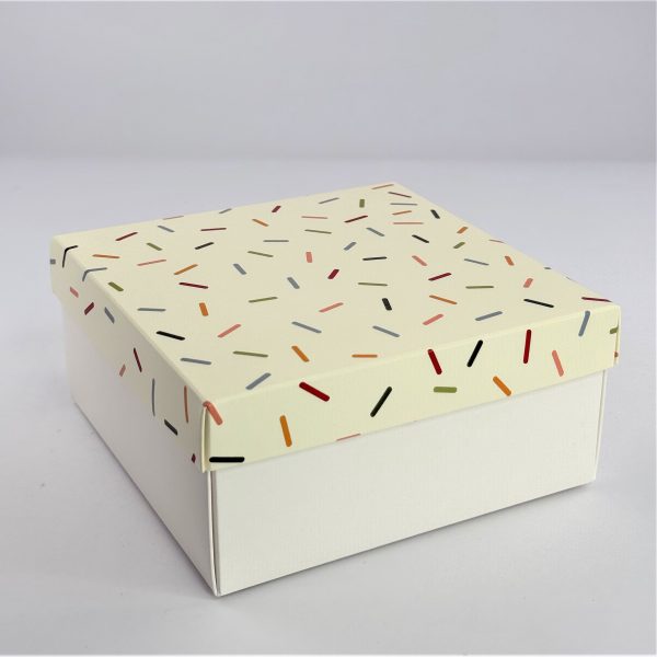 Коробка "Конфетти" 15*15*10 см (белое дно)