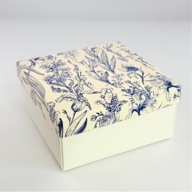 Коробка "Весенние цветы" 15*15*10 см (белое дно)