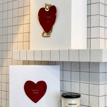 Коробка с деревянным элементом "Сердце" 20*20*10 см (белое дно)