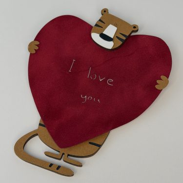 Коробка с деревянным элементом "Тигр с сердцем" 20*20*10 см (белое дно)