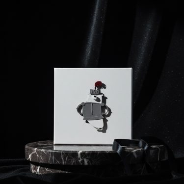 Коробка с деревянным элементом "Рыцарь" 20*20*10 см (белое дно)