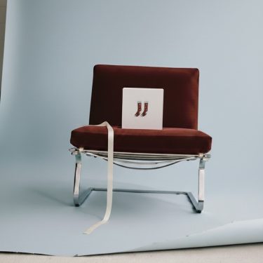 Коробка с деревянным элементом "Носки" 15*15*10 см (белое дно)