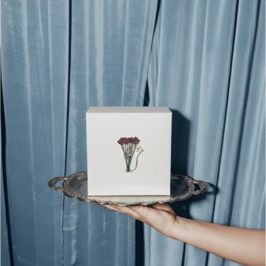 Коробка с деревянным элементом "Медведь с букетом" 20*20*10 см (белое дно)