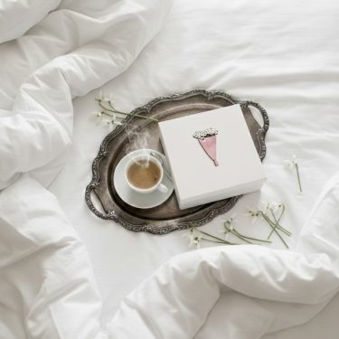 Коробка с деревянным элементом "Букет" 20*20*10 см (белое дно)